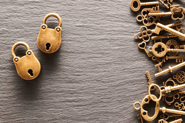 آموزش کامل بازاریابی آنلاین: چکیده تجربیات نی نی سایت (11 مورد)، سوالات متداول و جدول جامع